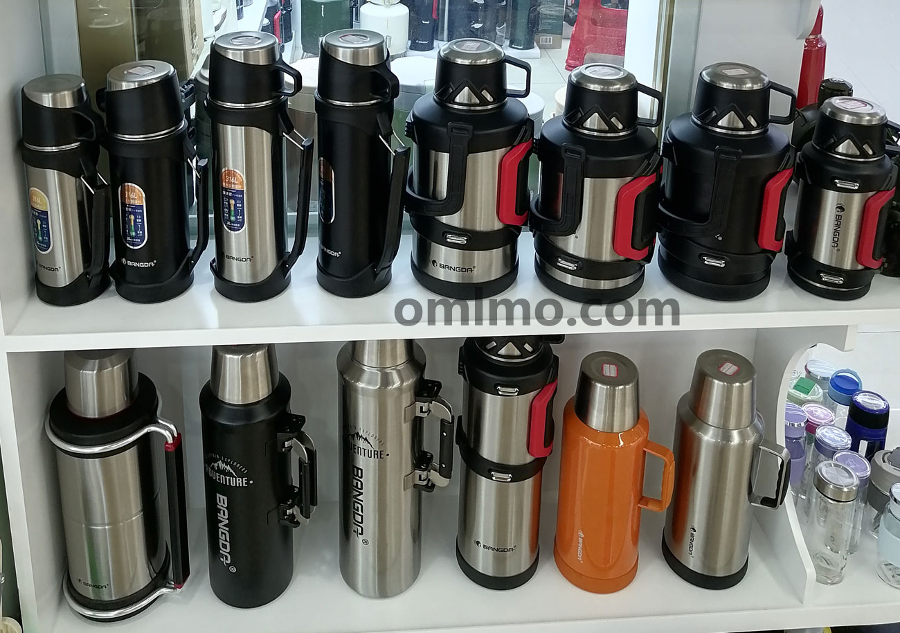 BANGDA brand 304 stainless steel vacuum flask multi-color multi-capacity series displayed on two-tier white display shelf with right-side curved rack
