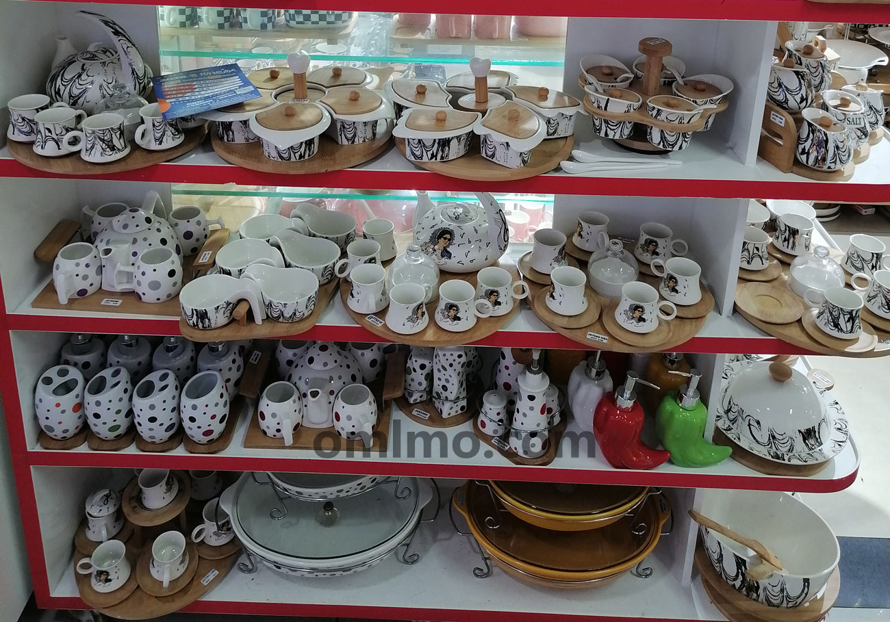 BA-197 Ceramic marbled pattern mugs and coffee cups on wooden tray display